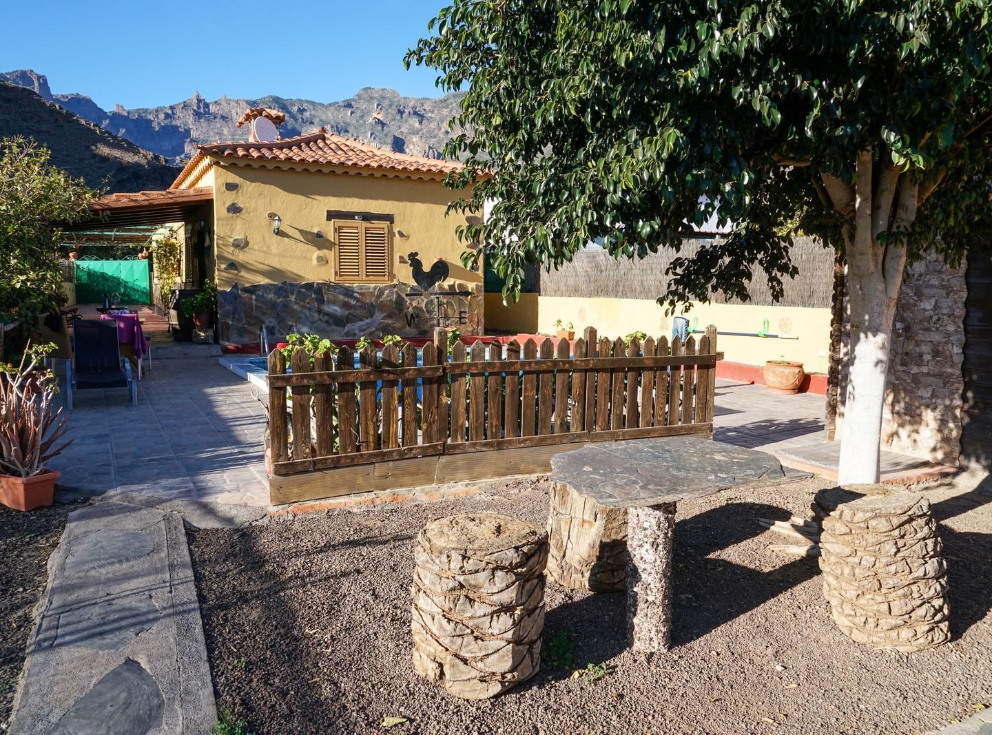 Fachada de casa de campo de una planta con patio en Pinoso