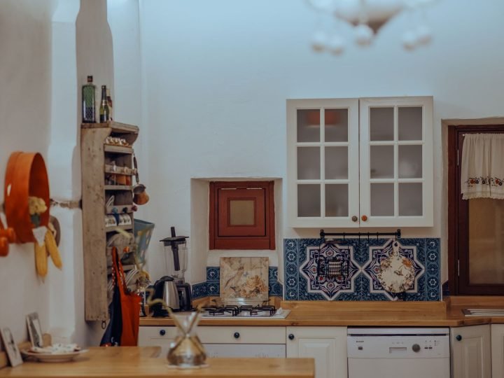 Cocina con azulejo tradicional en casa de campo de Pinoso