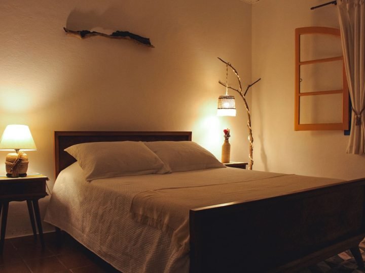 Dormitorio principal con cama de matrimonio en casa de campo de Pinoso