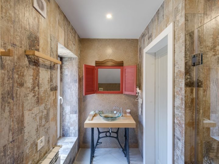 Baño con lavabo sobre mueble de madera en casa de campo de Pinoso