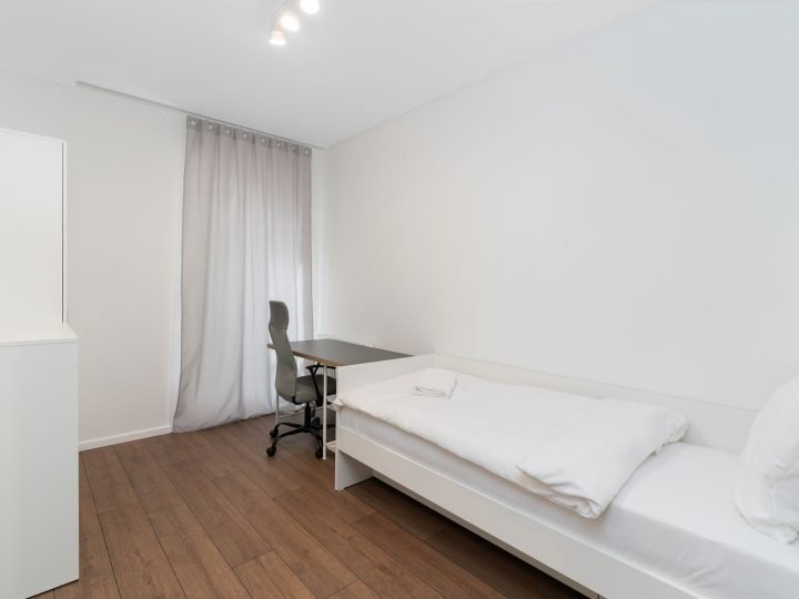 Dormitorio con cama individual y escritorio en piso de Elda