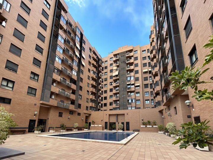 Patio interior con piscina rodeado de viviendas