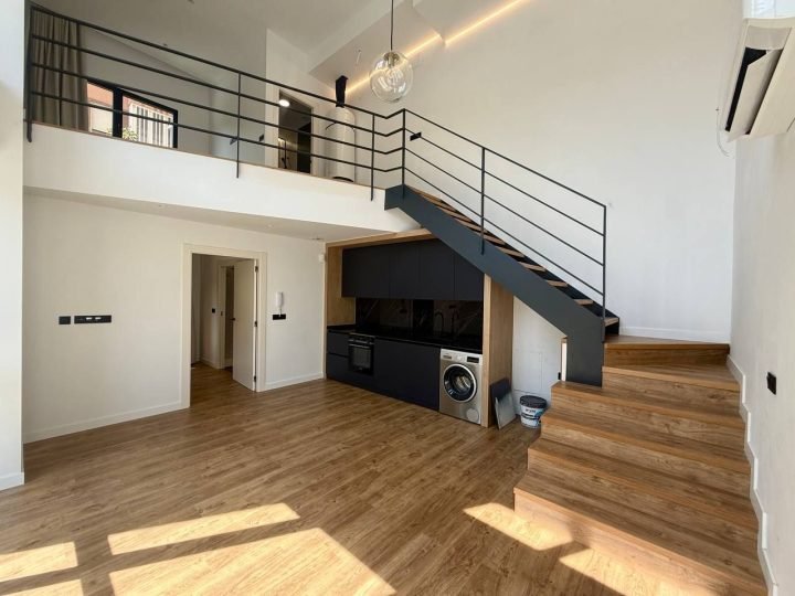 Vista general del loft con escalera y altillo