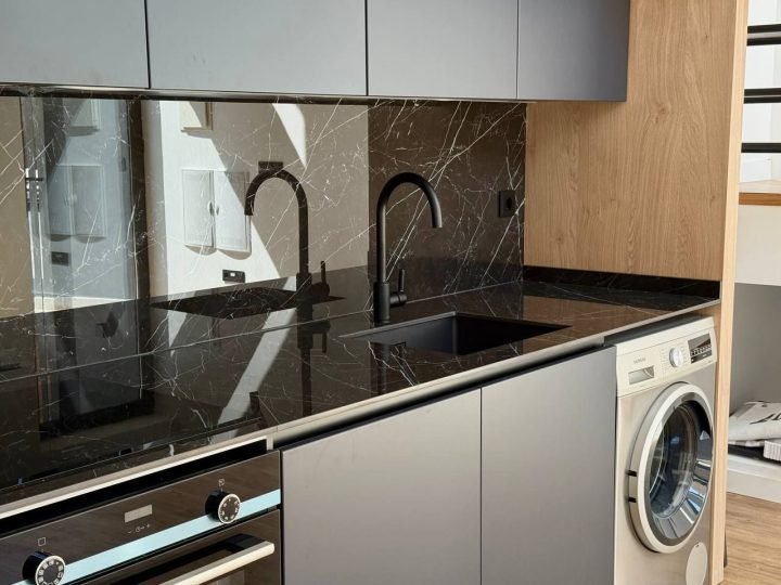 Encimera de la cocina con horno y lavadora integrados