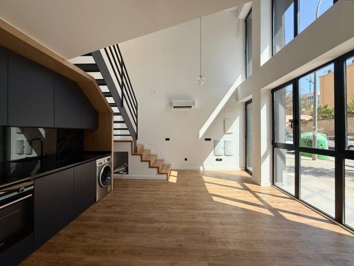 Cocina y ventanales del salón de doble altura