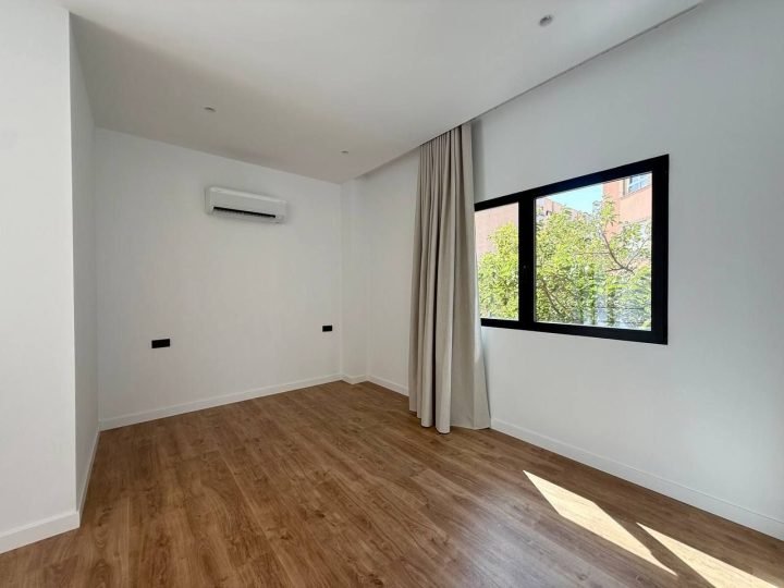 Estancia luminosa con ventana y cortinas