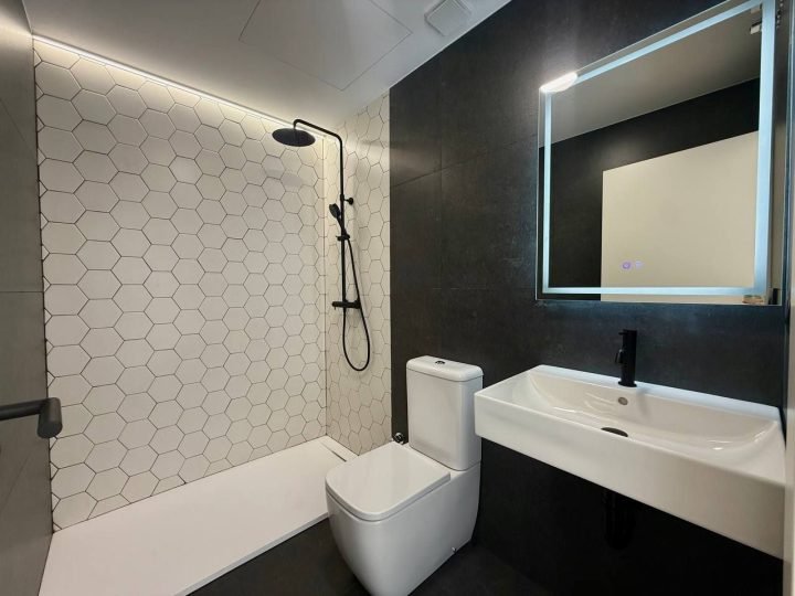 Baño con lavabo y ducha de lluvia