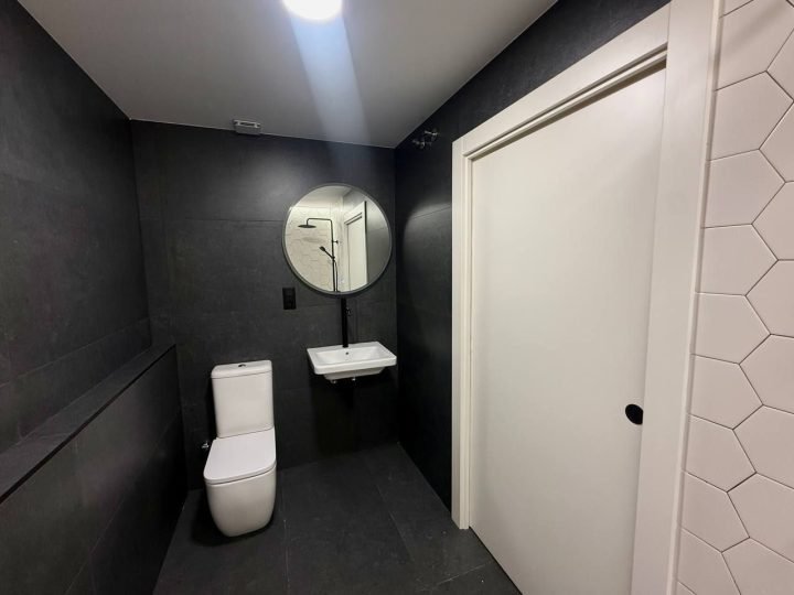 Segundo baño con espejo redondo