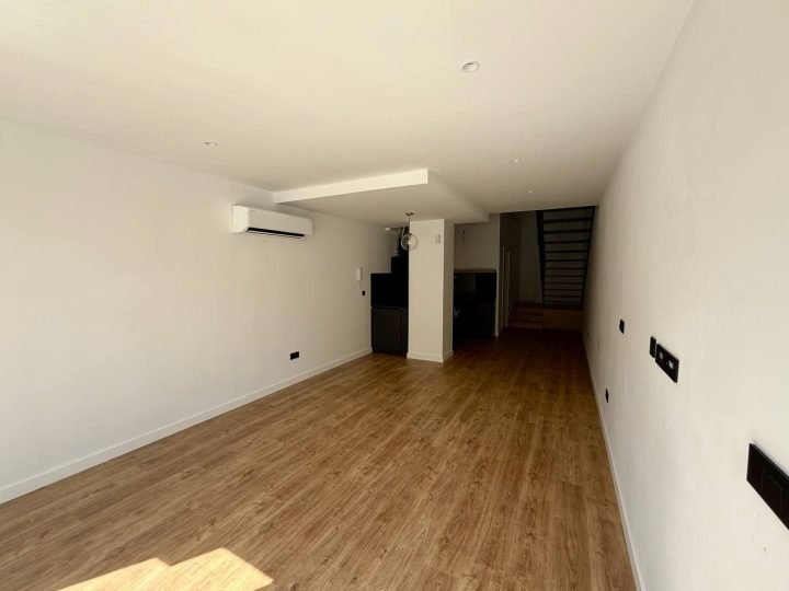 Vista general de la planta baja diáfana del loft