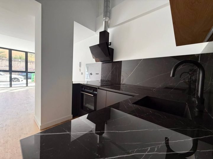 Detalle de la encimera y el fregadero de la cocina