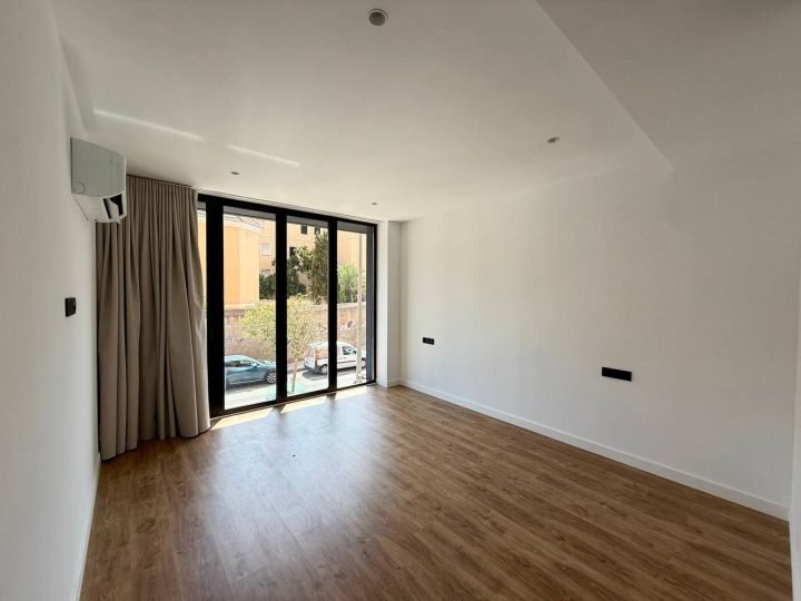 Estancia con ventanal y cortinas