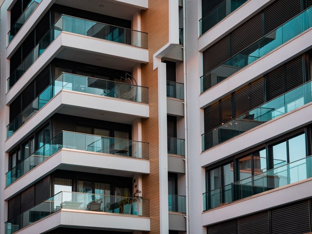 Balcones con barandilla de vidrio en un edificio de viviendas nuevo