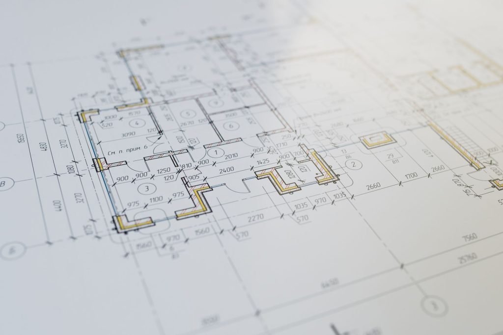 Plano de planta de una vivienda sobre una mesa